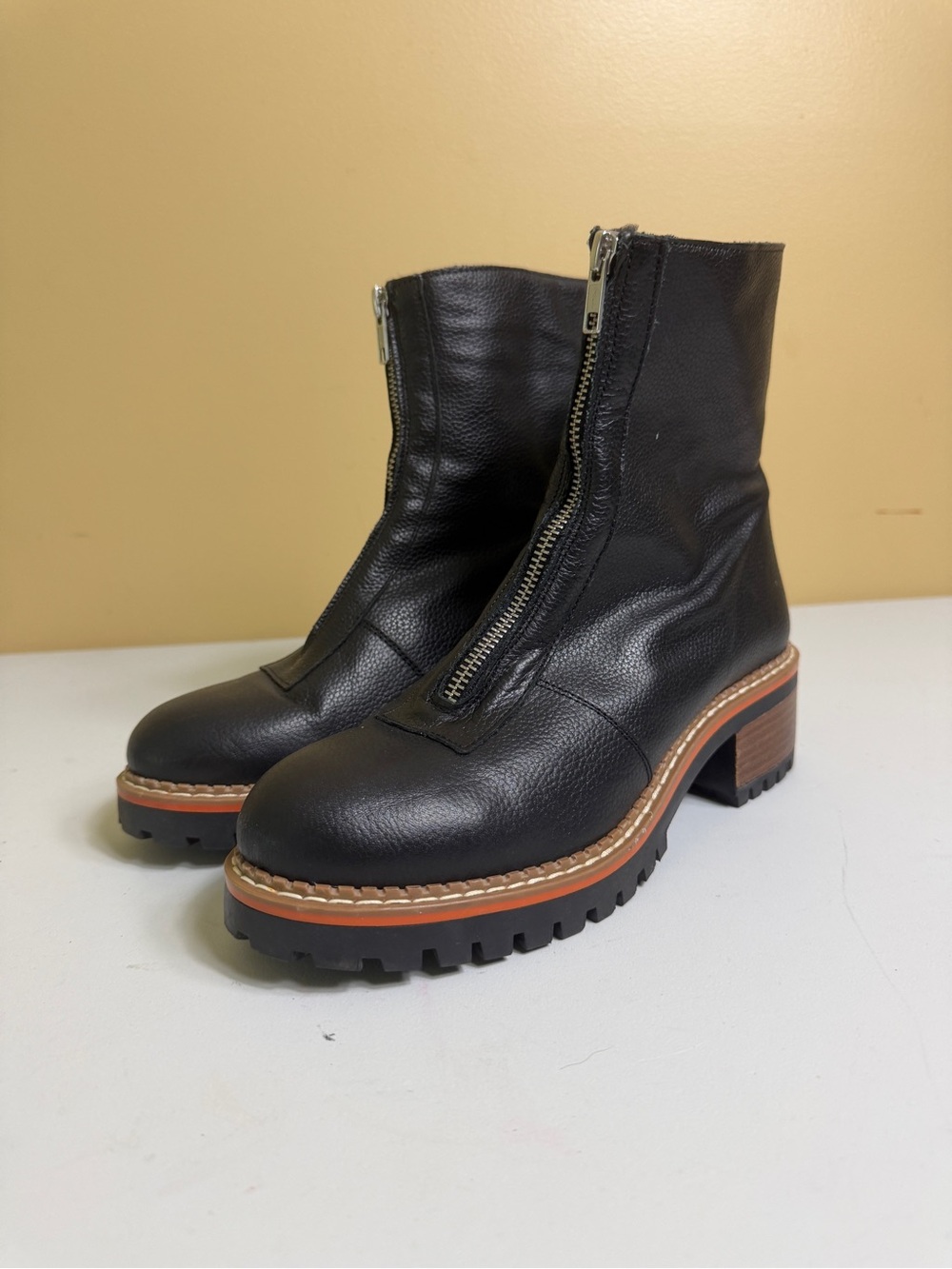 Bertuchi black pebbled leather front-zip ankle boots. Size 39 8.5